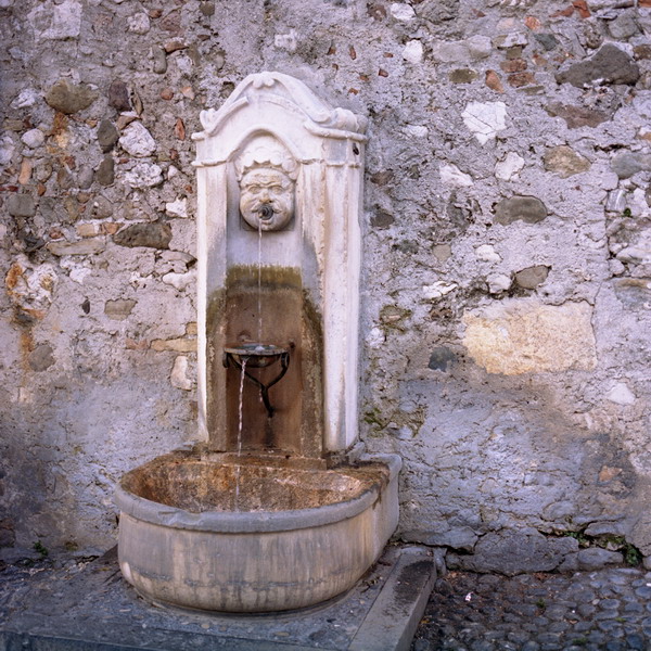 udine, fontana del castello